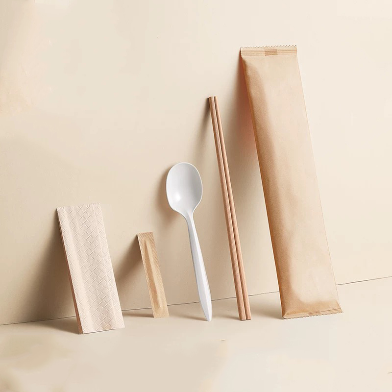 Baguettes jetables, cuillère en amidon de maïs, ensemble de couverts et serviettes, paquets de films en papier dégradables