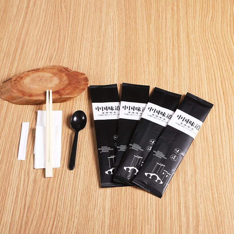 Le sac de repas jetable a des baguettes, une cuillère et une serviette de Table pour l'ensemble de Film Composite givré de Restaurant